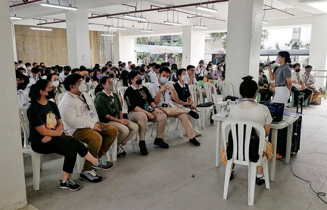 From the Office of the CEO, Tzu Chi Program Officer Lineth Brondial explains the impact of animal-based food on the environment to students from the Philippine Science High School.【Photo provided by Philippine Science High School】