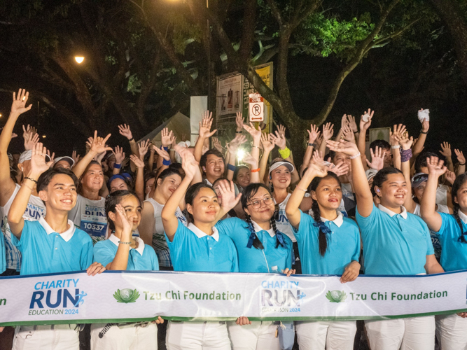 Tzu Chi scholars wave at the starting line of the race.