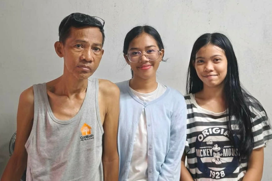 Driven by her desire for a better future for her family, Hannah Lyka Mabatan (center) along with her stepfather (left) and youngest sister (right) was visited in their humble home in Caloocan City. And later on earned her place as one of the new Tzu Chi scholars.