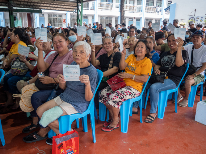 Beneficiaries happily pose with their relief stubs.