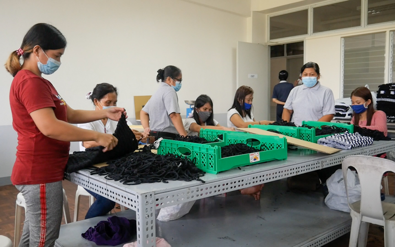 Participants in Tzu Chi’s upcycling program weave excess material from sports socks into attractive and durable seat covers and floor mats. 【Photo by Jeaneal Dando】