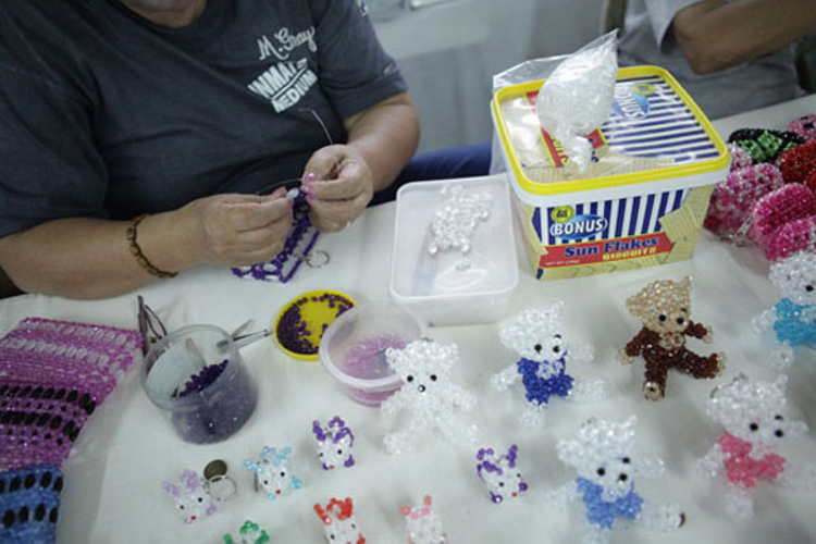 Mandaluyong CIW PDL makes each beadwork delicately, from small ornaments to big bags. Source: Ang Kaladkarin blog