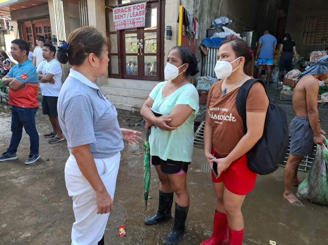 Tzu Chi Bicol volunteers join an ocular inspection of Barangay San Francisco, Baao, Camarines Sur, and distribute 1,000 hot meals to storm survivors.