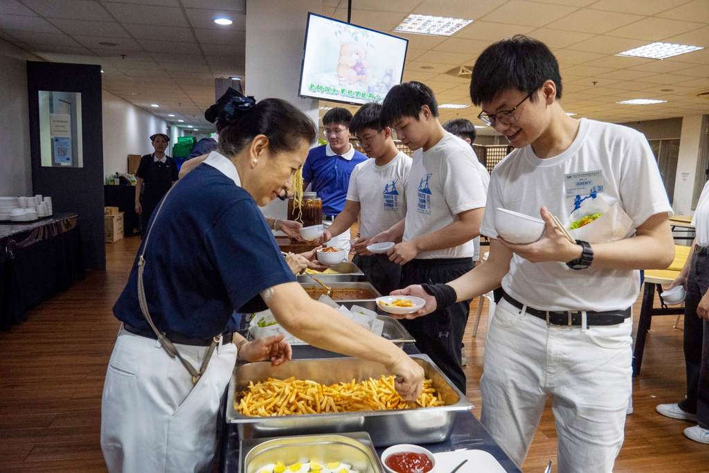 Tzu Chi volunteers prepare delicious vegetarian dishes for the young participants.