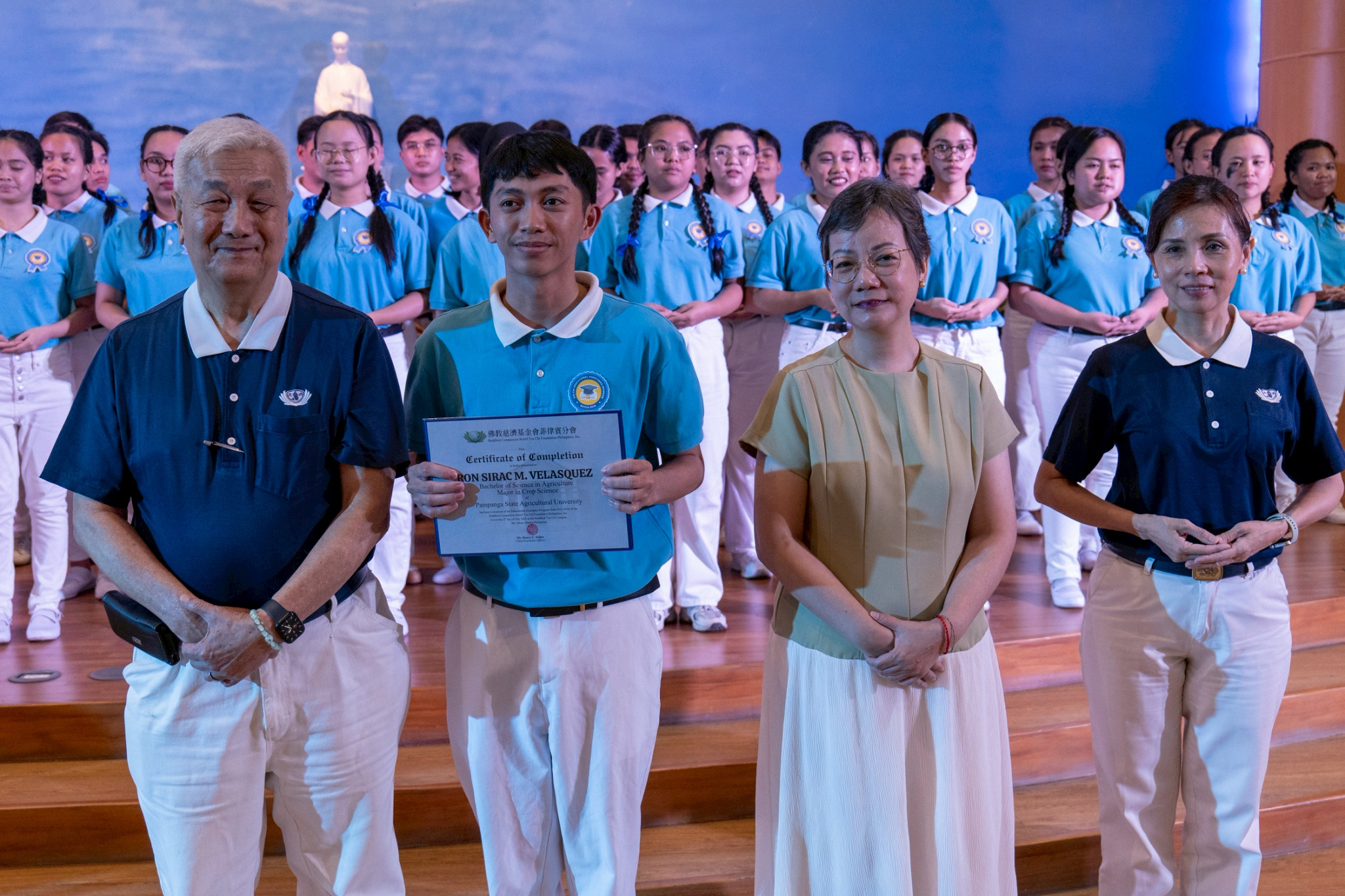 (From left) Tzu Chi Foundation Philippines CEO Henry Yuñez, Tzu Chi Pampanga scholar Ron Sirac Velasquez, Abigail Kaw See of JMK Charitable Foundation, and Tzu Chi Davao Deputy OIC Mei Yuen Ang pose for a photo during the graduation of scholars at the 2026  Scholars’ Camp held at Sta. Mesa, Manila. 