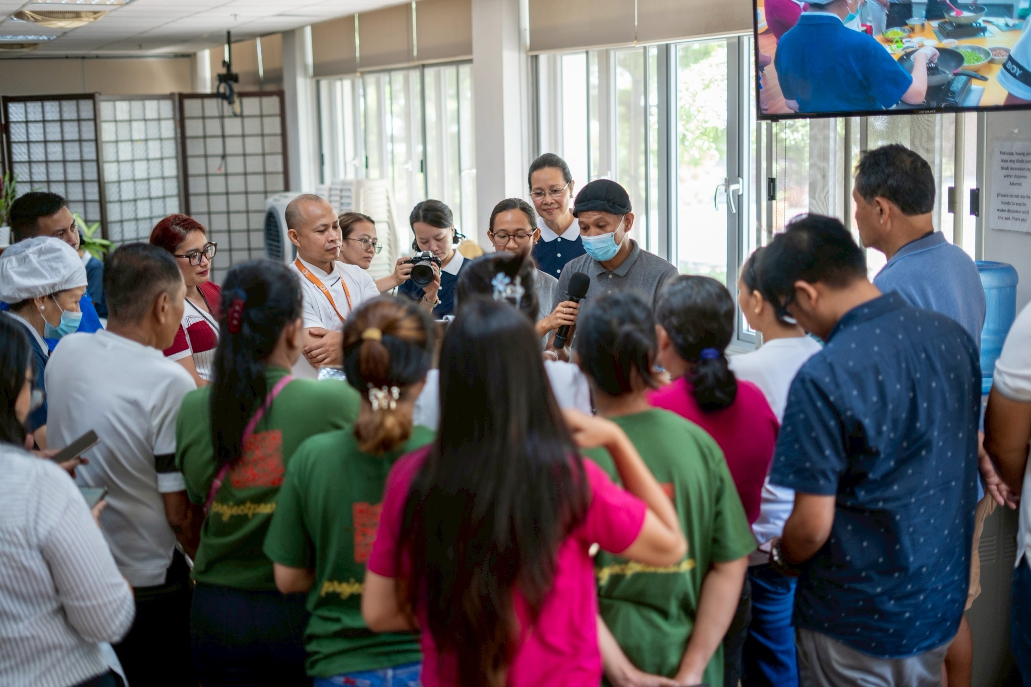 Attendees from different schools and institutions watch the preparation and cooking of each dish. 