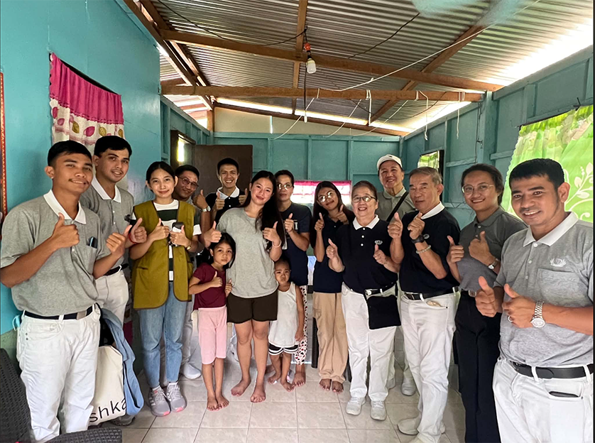 (In shorts) Welcoming Tzu Chi volunteers and staff in a home visit