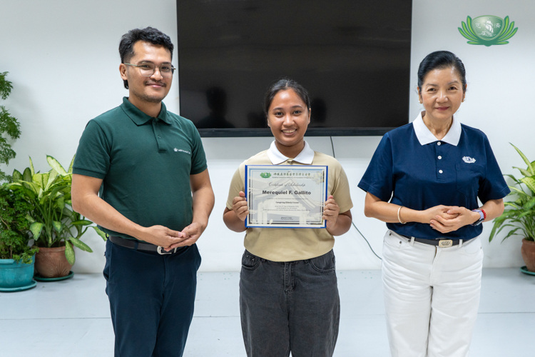Flanked by Tzu Chi scholar alumnus Johniel Tuando (left) and Tzu Chi Education Committee Head Rosa So, Merequiel Gallito is grateful to be accepted into Tzu Chi’s caregiving course. “I am deeply committed to learning the proper skills and knowledge needed to care for others with compassion and professionalism,” she says. 