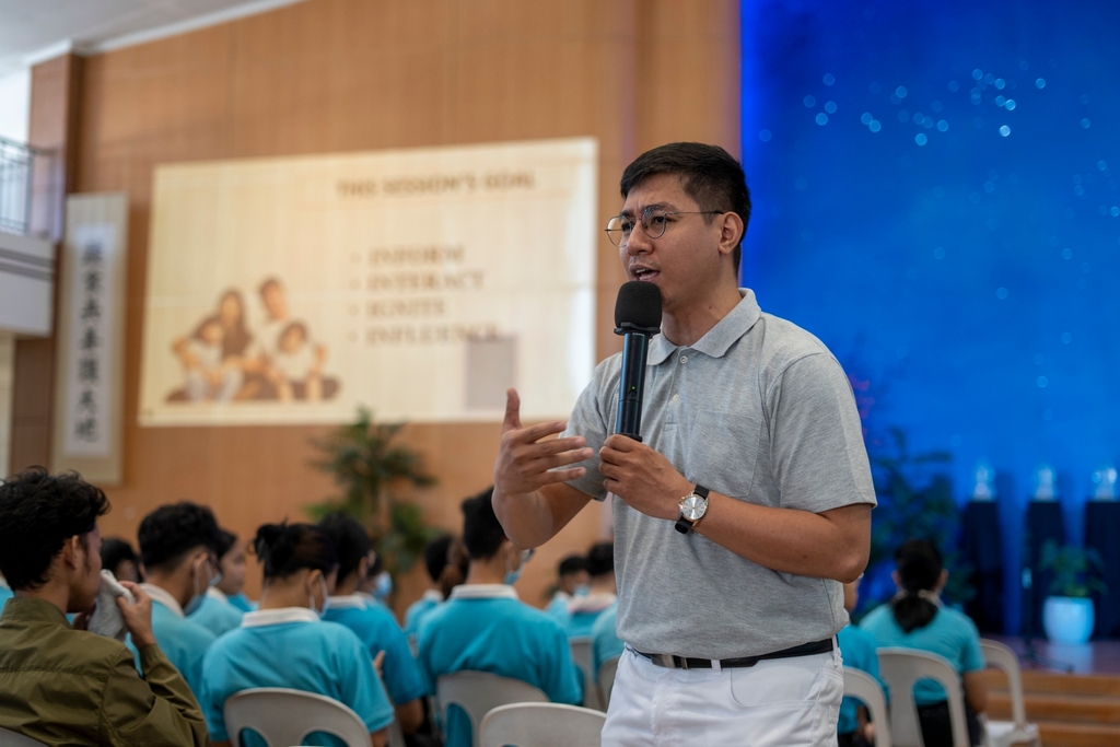 Former Tzu Chi scholar-turned-Tzu Chi Youth and volunteer Jamil Q. Carvajal led the Humanity class on filial piety. 