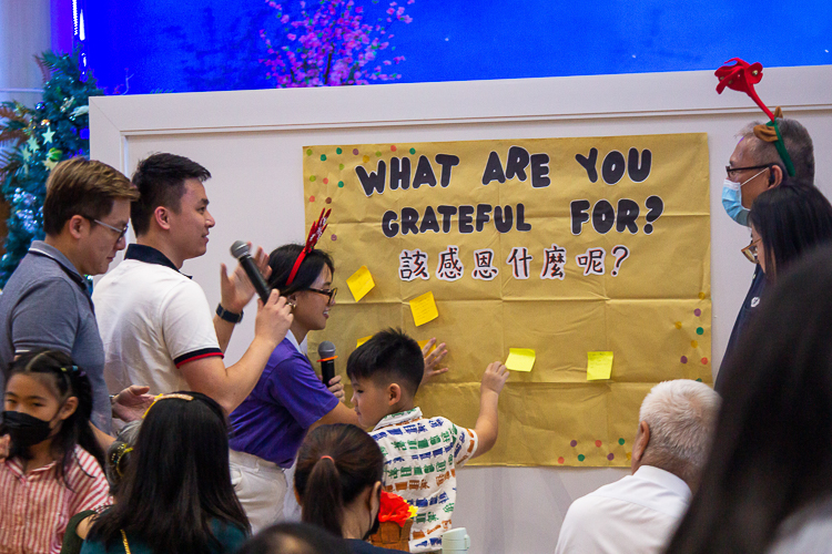The preschool students’ families share what they are grateful for.【Photo by Marella Saldonido】