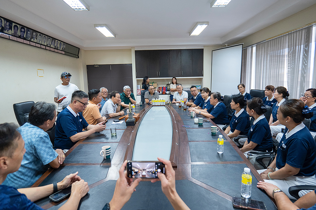 In General Santos City, Tzu Chi volunteers pay a courtesy call to local leaders to discuss their relief distribution plans.