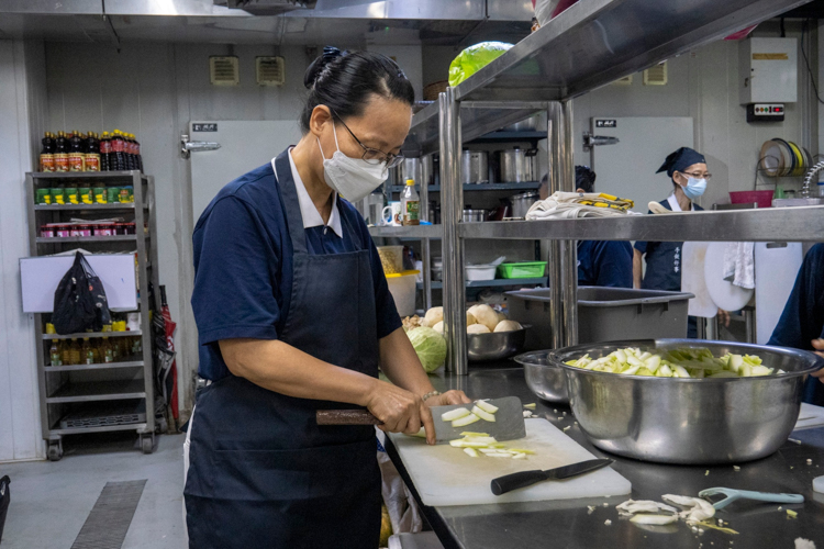 Tzu Chi’s kitchen and bakery volunteers prepare delicious vegetarian treats for the honorary members’ get-together.