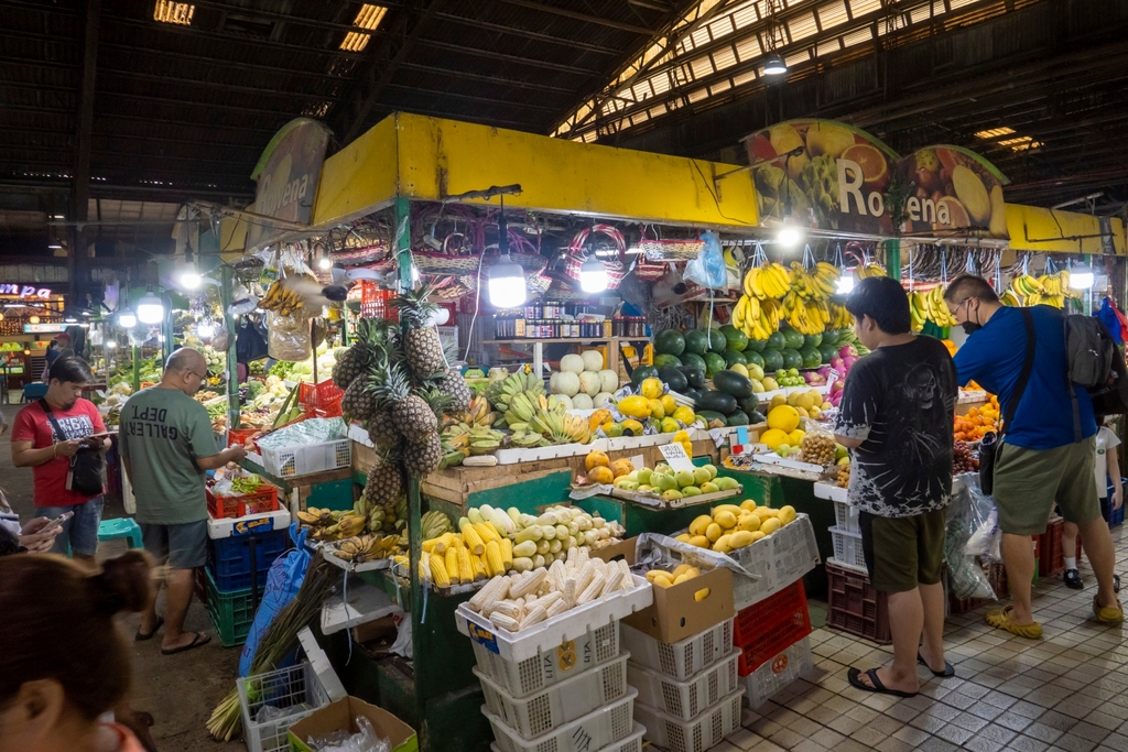 The Farmers Market in Cubao, Quezon City, is a great source of fresh fruits and vegetables at affordable prices.