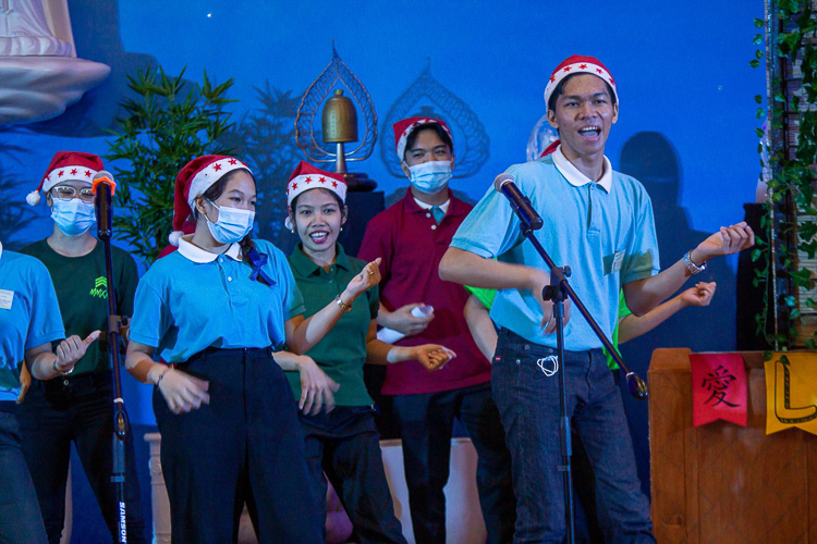 Tzu Chi scholars from Pamantasan ng Lungsod ng Maynila (PLM) at the Christmas Carol Contest 【Photo by Marella Saldonido】