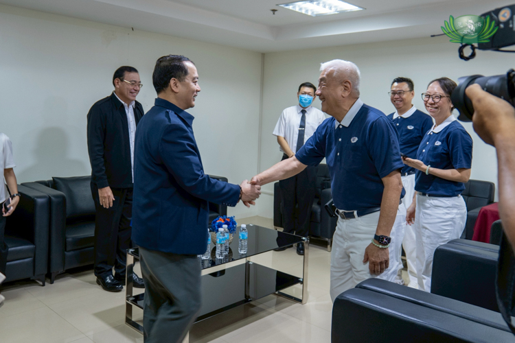 OCD Undersecretary Ariel Nepomuceno (second from left) shakes hands with Tzu Chi Philippines CEO Henry Yuñez before the MoU signing.