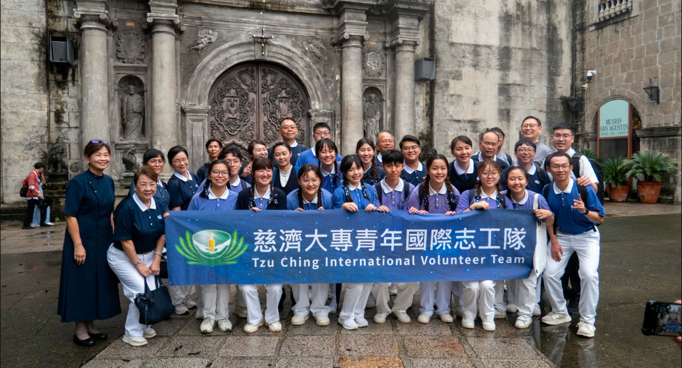 The rain stopped long enough for Tzu Chi Youth and volunteers to pose for outdoor photos and explore the San Agustin Cathedral, the oldest all-stone church in the Philippines and a UNESCO World Heritage Site. 