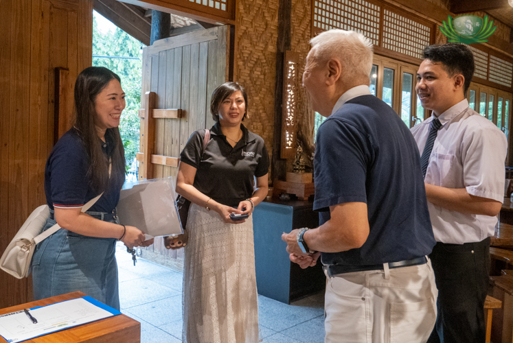 Tzu Chi Philippines CEO Henry Yuñez (second from right) greets representatives from Transmedic Philippines.