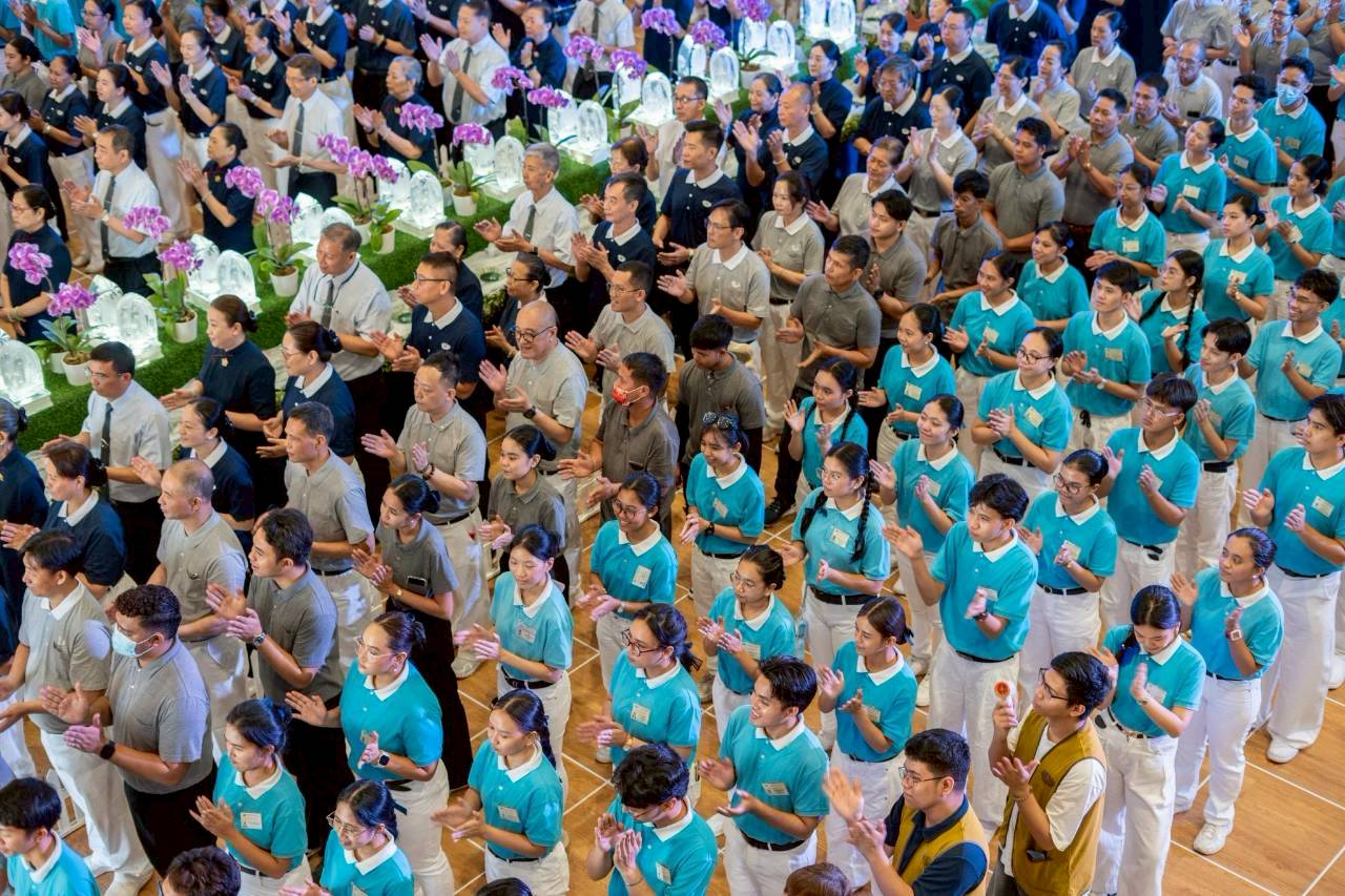 Tzu Chi volunteers, staff and scholars  gather to offer a birthday song to Master Cheng Yen before the formal ritual starts. 