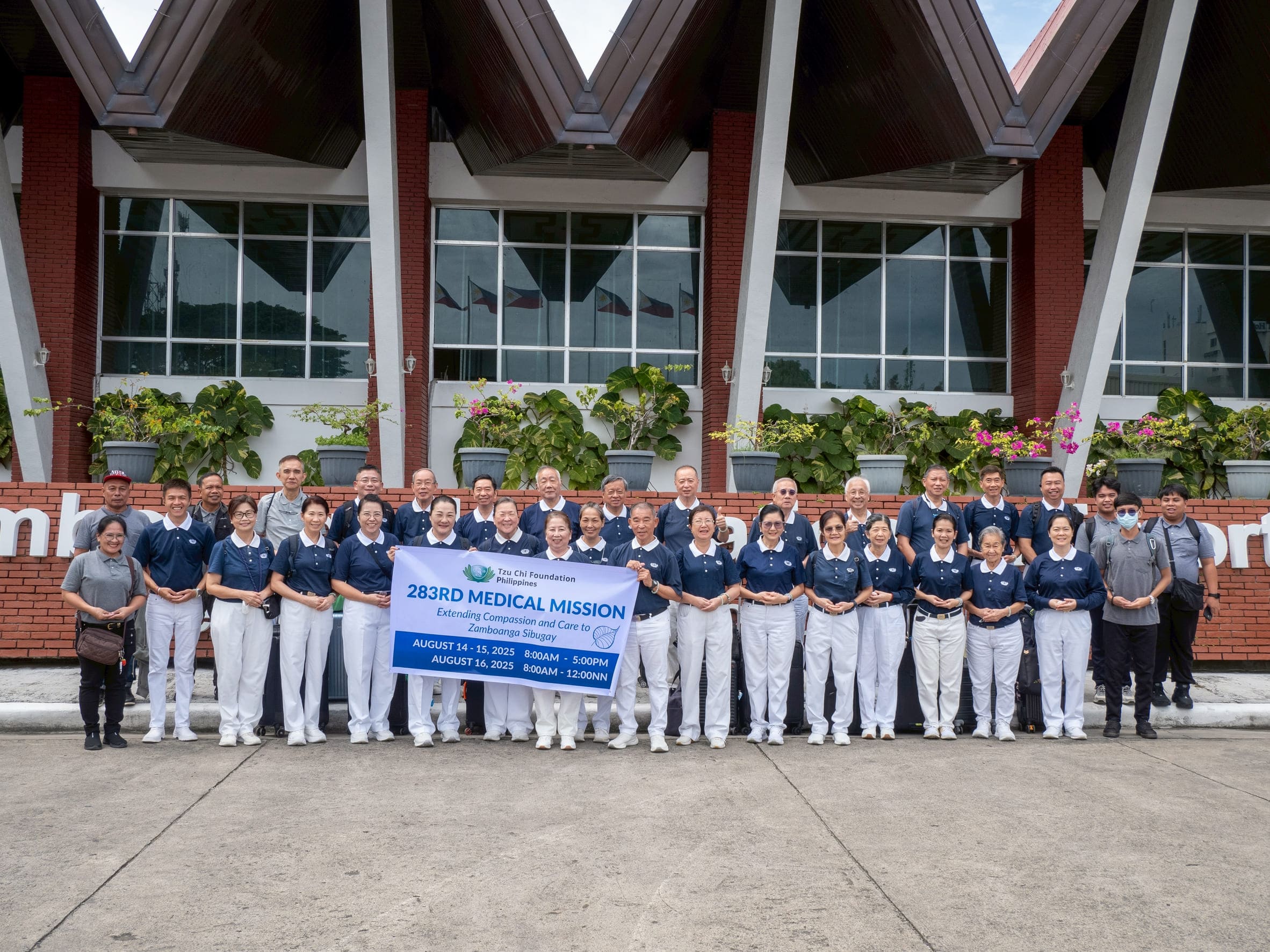 The first batch of Tzu Chi volunteers gathers for a group shot on the first day of the foundation’s 283rd medical mission in Ipil, Zamboanga Sibugay.
