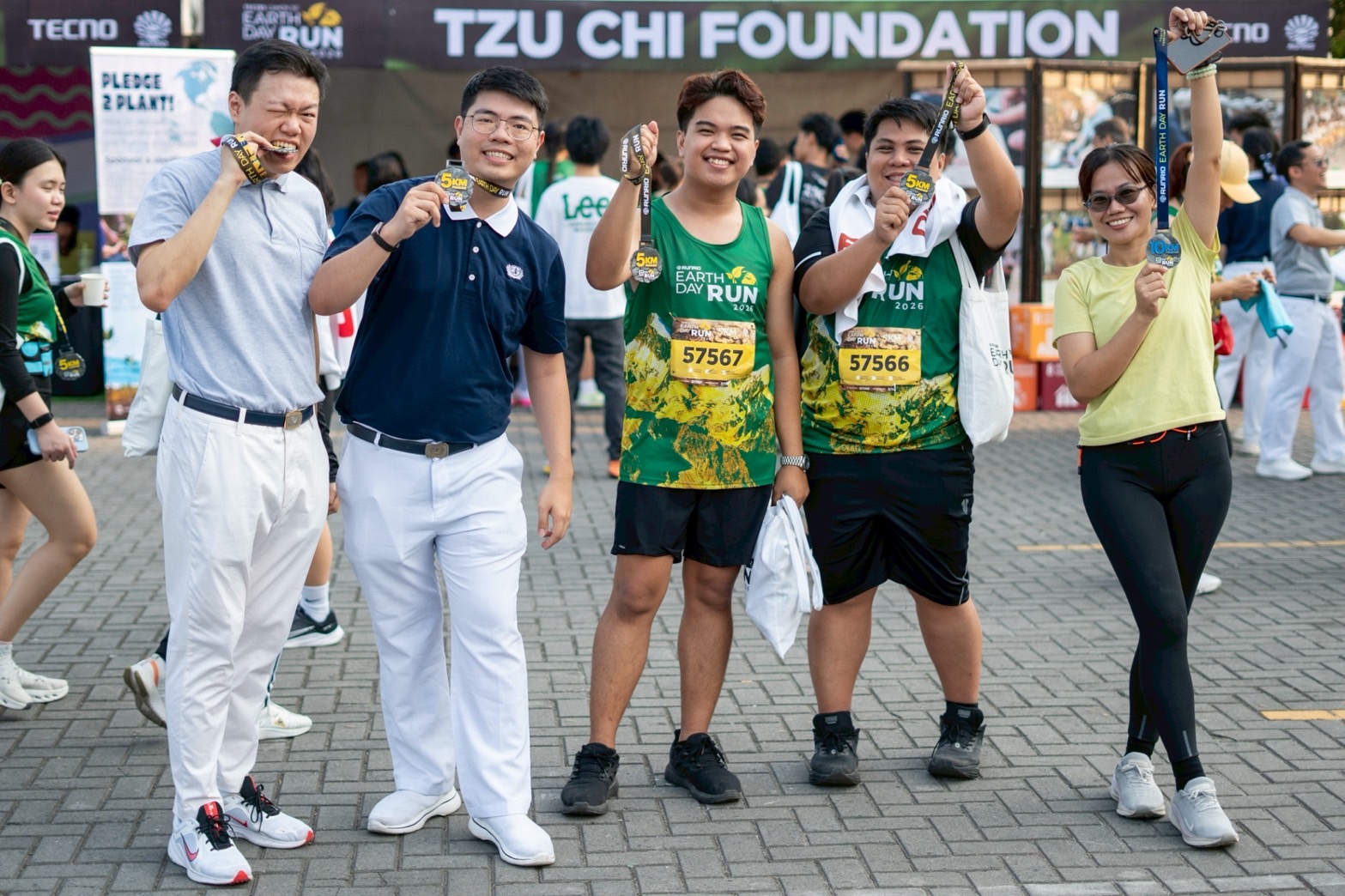 This year’s finishers include Tzu Chi staff and volunteers (from left) Clifford Co, Kinlon Fan, Mark Vincent Dayang, Wilfredo Ortiz Jr., and Lineth Brondial. 