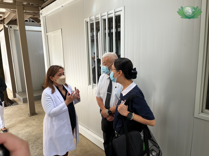 QMMC Chief Medical Professional Staff Dr. Deborah Sales (left) discusses the need for a halfway house for the families of QMMC patients with Tzu Chi Foundation Philippines CEO Henry Yuñez (center) and Deputy CEO Peggy Sy Jiang (right).