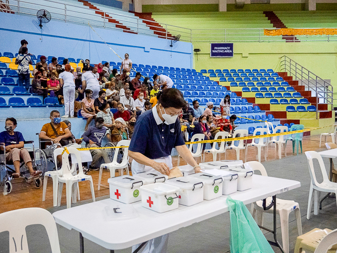 A Tzu Chi volunteer carefully arranges the doctors’ medical kits before the start of the medical mission. 【Photo by Dorothy Castro】