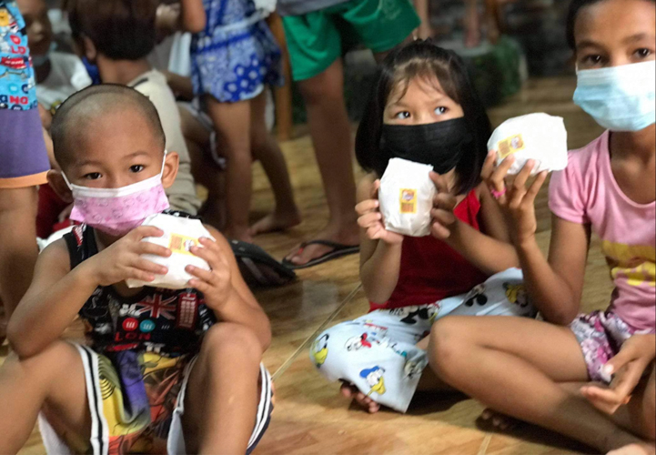 Kids get ready to eat their mushroom burgers from the “Buy One, Share One” campaign.  