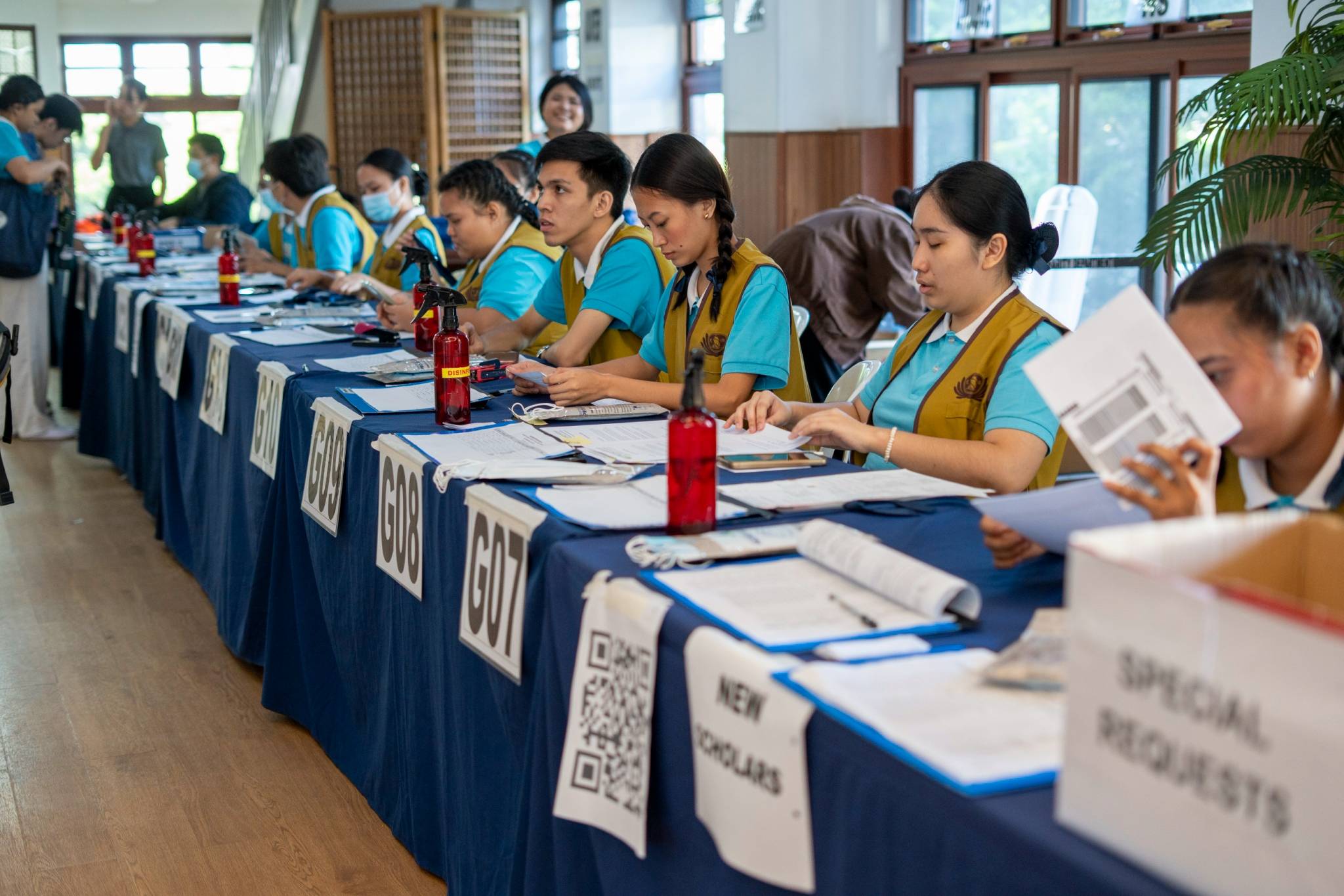 Tzu Chi scholars dedicate their efforts to assisting their new co-scholars.