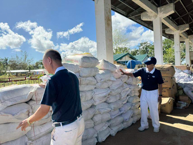 Tzu Chi volunteers inspect and count the relief goods before the distribution.