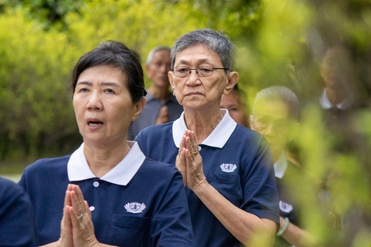 Flora Lee (right) who has dedicated over two decades to Tzu Chi since 2002, shares her heartfelt New Year's wish: “to live a long life fulfilling my duties in Tzu Chi and following Dharma Master Cheng Yen's teachings.”