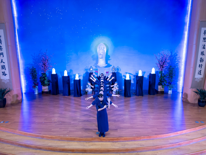 Tzu Chi volunteers perform the graceful sign language of “Thousand Hands.” 