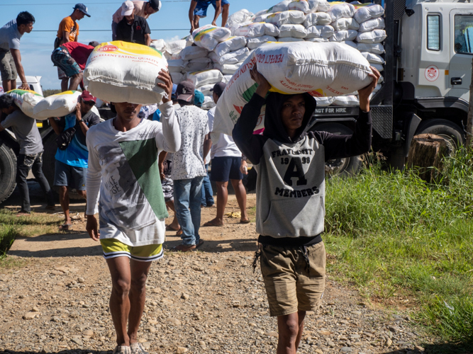 Volunteers help one another in unloading the relief goods transported from Metro Manila to Cagayan. 