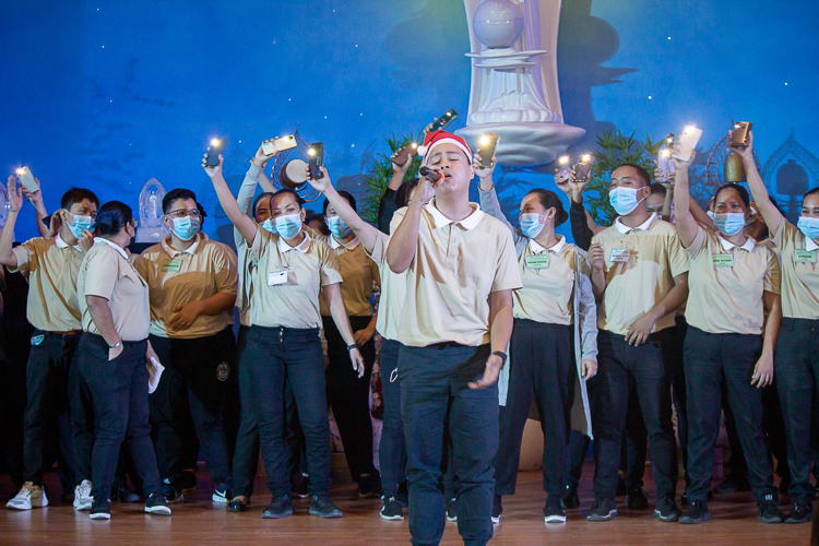 Tzu Chi scholars from Tzu Chi’s Technical-Vocational Program at the Christmas Carol Contest【Photo by Marella Saldonido】