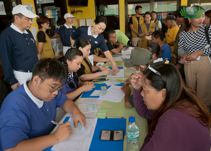 Tzu Chi Youth volunteers man the registration area for beneficiaries in Canlaon City.