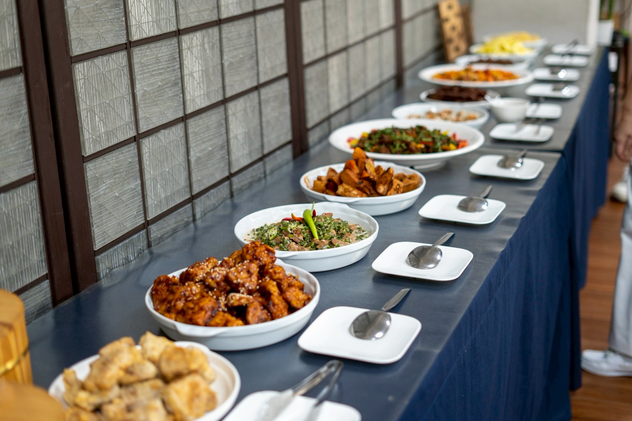 All 10 dishes—Bicol Express, tocino, salpicao, menudo, jackfruit fried chick’n, jackfruit Buffalo wings, jackfruit mechado, siomai, longganisa, and bagoong—were entirely vegan, offering plant-based alternatives that rival their traditional counterparts in flavor and texture.