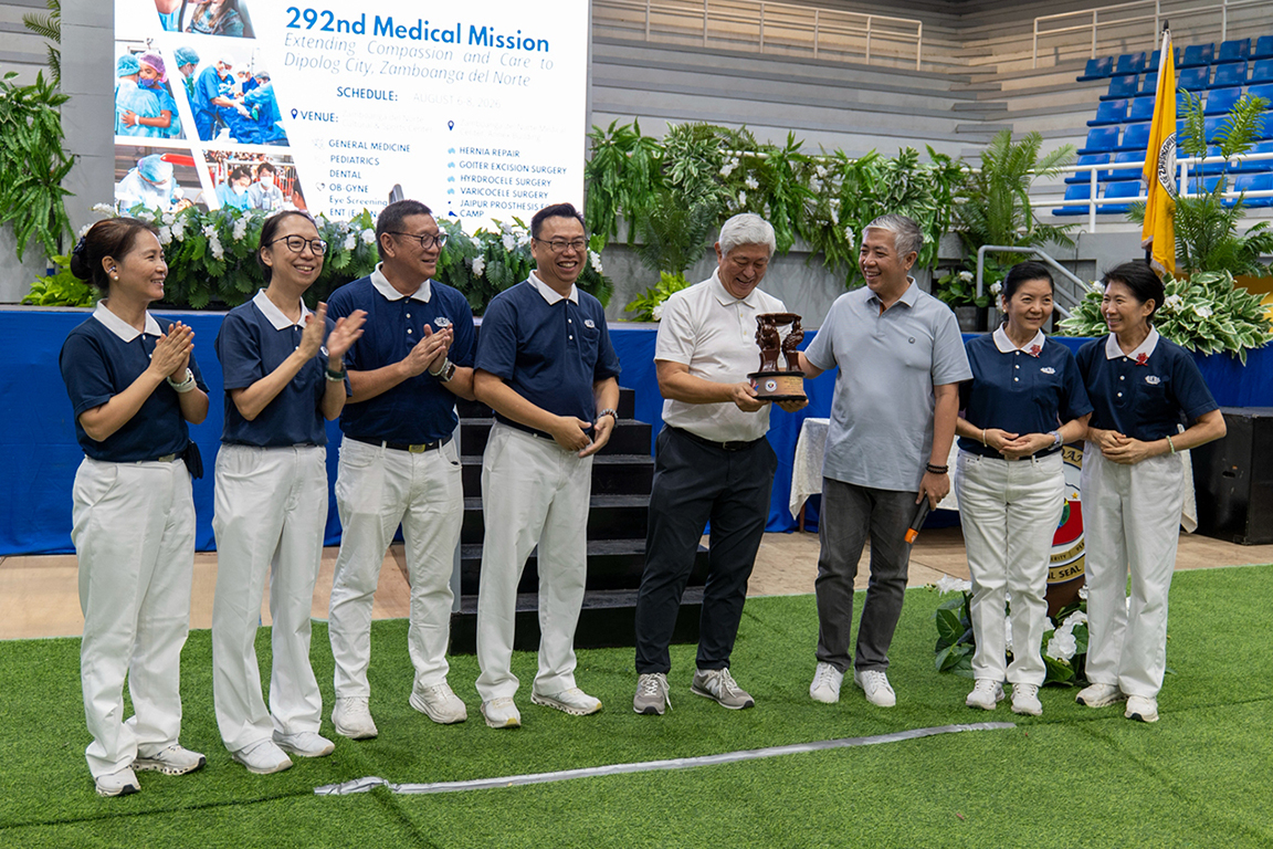 Zamboanga del Norte Honorable Governor Darel Dexter T. Uy (third from right), presents a token of appreciation to TIMA co-founding member  Dr. Josefino Qua (in white).
