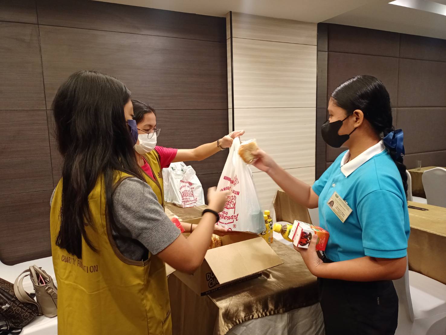 Tzu Chi volunteers give an Iloilo scholar a bag of snacks. 