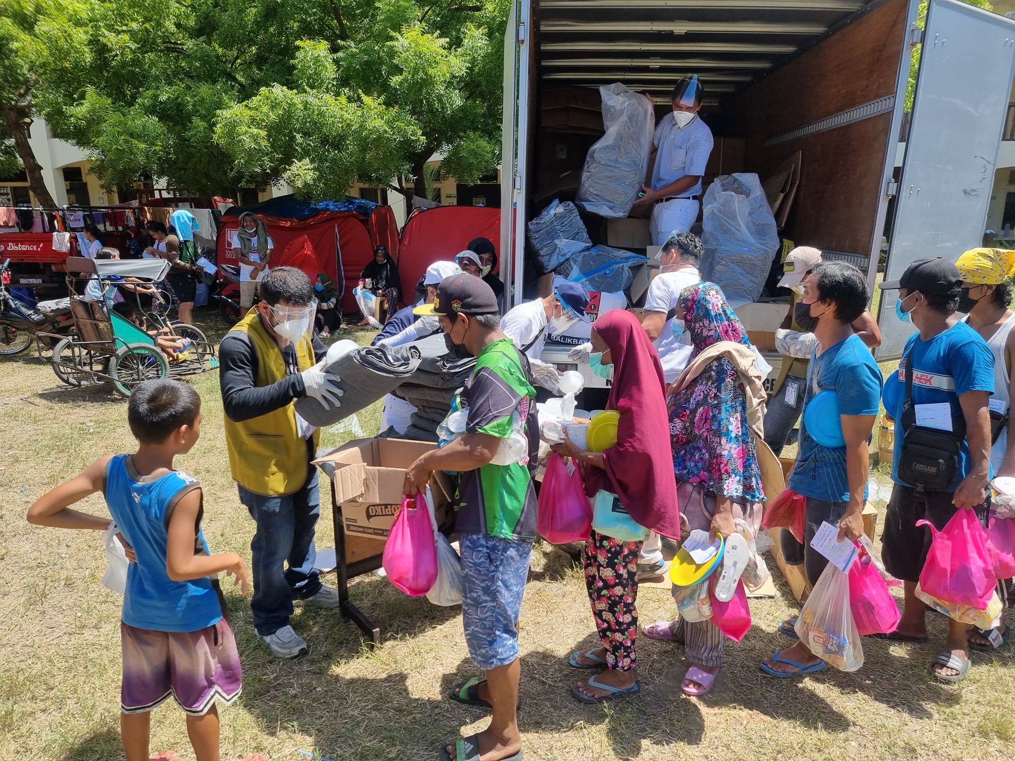 Tzu Chi Zamboanga volunteers distribute 1,354 sacks or 33,850 kilos of rice in their COVID-19 relief efforts. 【Photo by Tzu Chi Zamboanga】