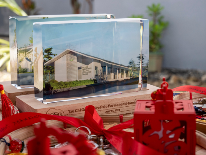 Tokens symbolizing the Tzu Chi Palo Great Love Livelihood Center are presented to Angelo King Foundation Inc., who greatly contributed to its construction.