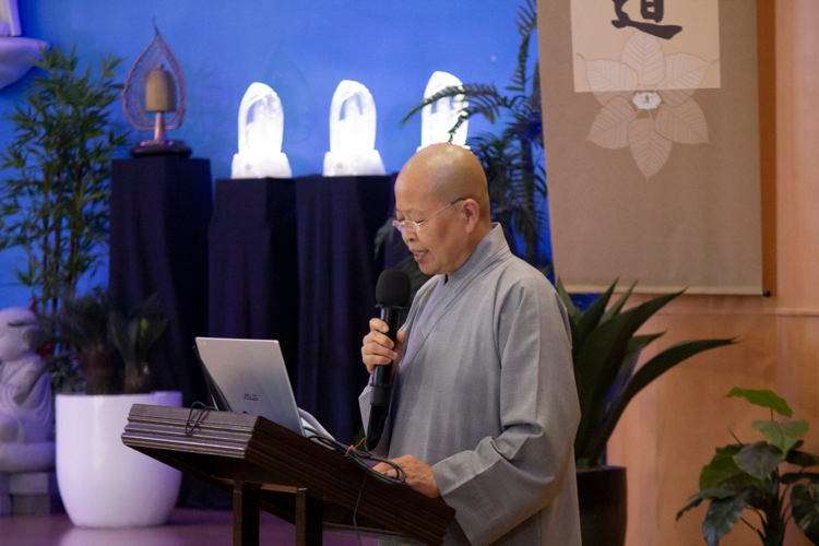 Dharma Master De Pei reads the heartfelt letter of blessing by Dharma Master Cheng Yen, the founder of Tzu Chi. “May Tzu Chi's mission continue for countless 30 years, purifying people's hearts, harmonizing society, and the world.”