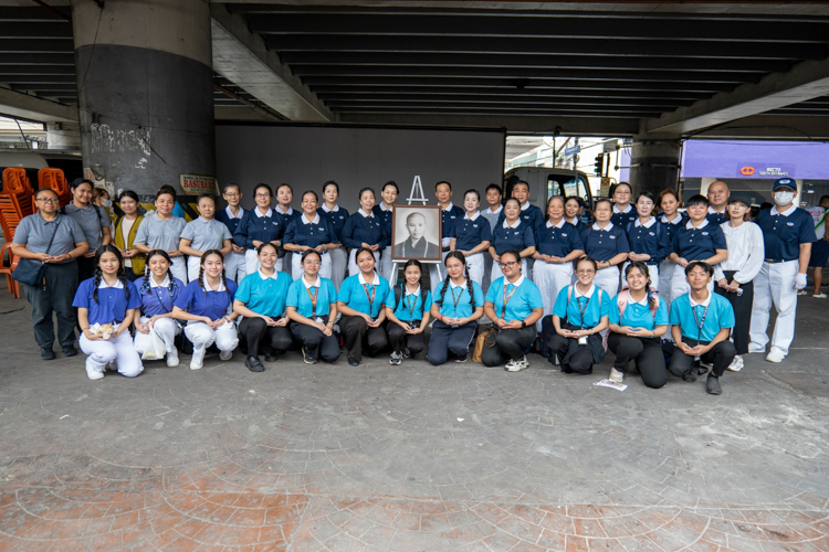 Tzu Chi volunteers, staff, scholars, and youth pose together for a group photo after a smooth and successful four-hour disaster relief operation held on the sidewalk along Recto Avenue in Barangay 310, Sta. Cruz, Manila.