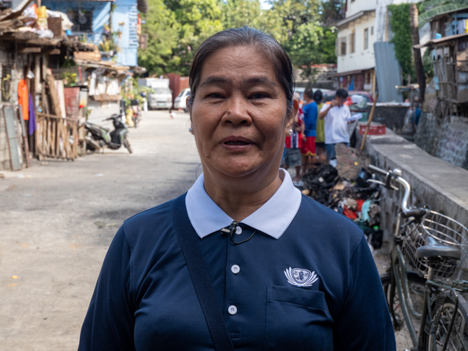 “Tzu Chi is always there to help,” said volunteer Daisy Ocampo. “I hope everyone who receives relief will think the same—to help and express their love to every person.”  【Photo by Matt Serrano】