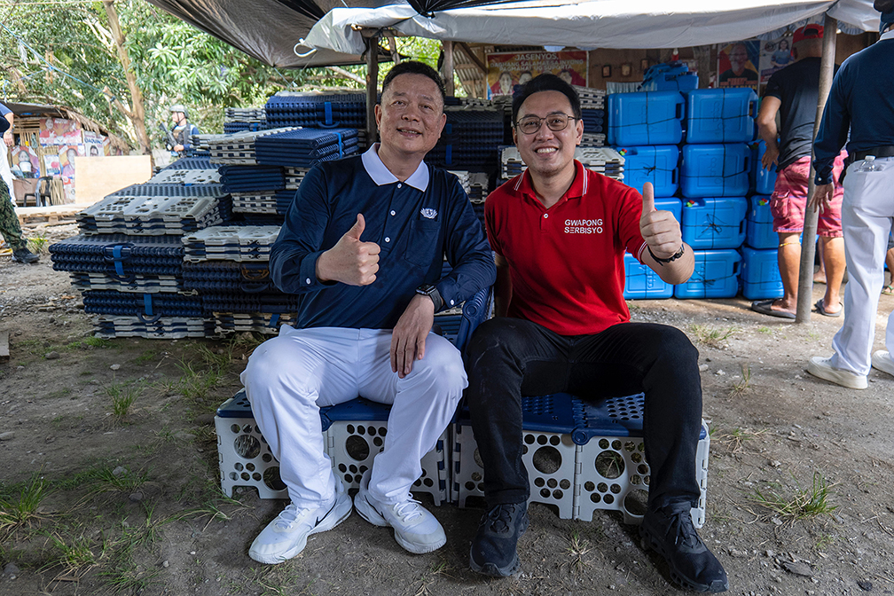Tzu Chi Davao OIC Nelson Chua (left) and Jose Abad Santos Mayor Jason John A. Joyce give these Tzu Chi foldable beds their two thumbs up.