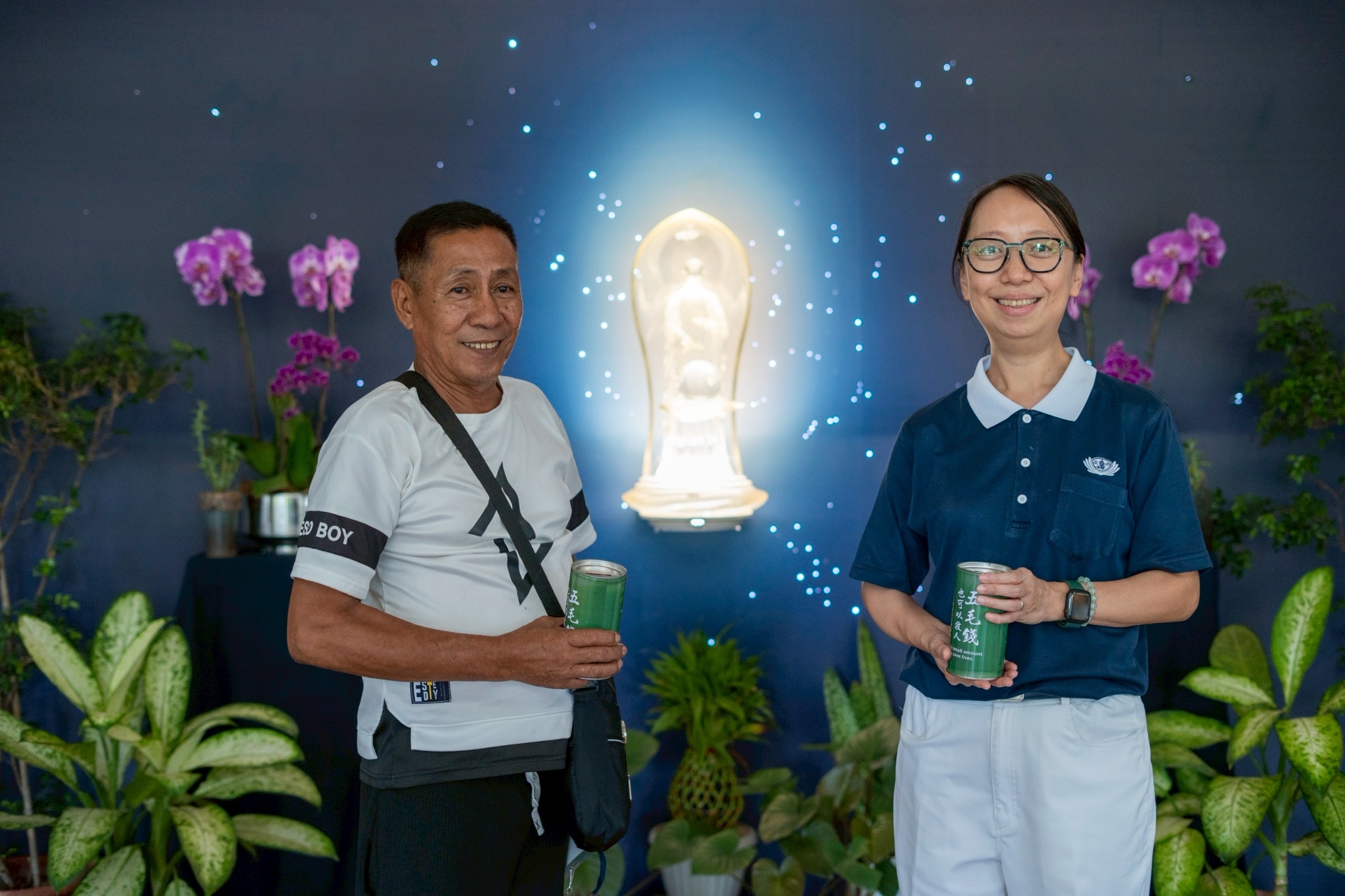 Canteen manager Romulo De Jose of Lakan Dula High School did not forget to bring back his Tzu Chi coin bank, which he had already filled with his savings.