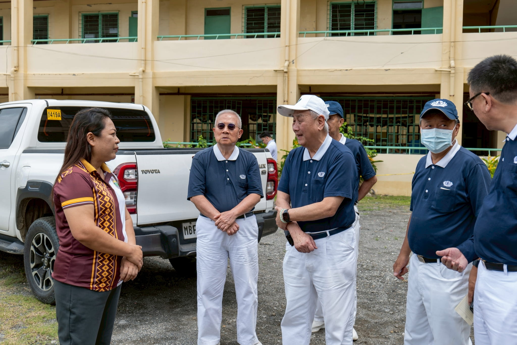 Principal Margie Morales (left) welcomed the team of Tzu Chi volunteers to Leonardo Young Sr. National High School and led them on a tour of the campus.