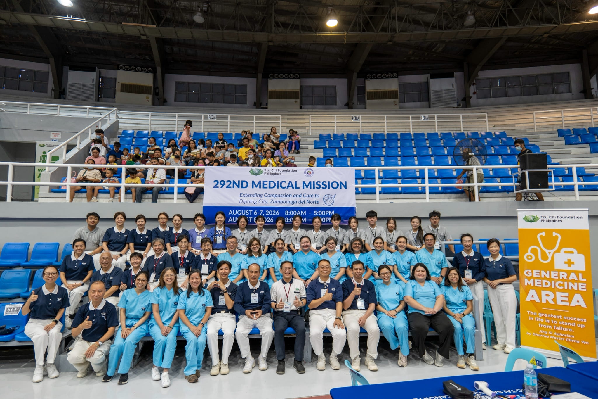General medicine doctors gather for a group photo with Tzu Chi volunteers from Taiwan and students from Tzu Chi University.