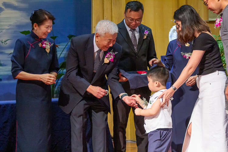 This second moving up ceremony was made more memorable with each student receiving a bracelet and red envelope from Dharma Master Cheng Yen.
