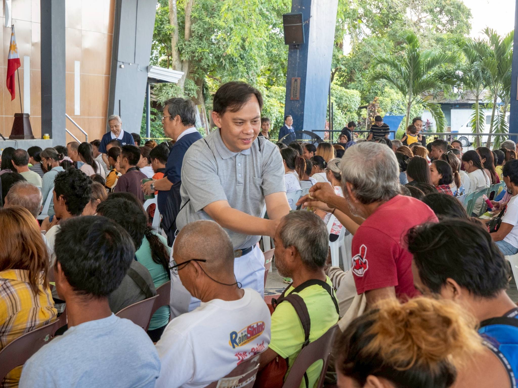 In his first time participating in a calamity relief in the Philippines, Tzu Chi Malaysia volunteer Anderson Leong graciously accepts a donation from an Iligan flood victim. 