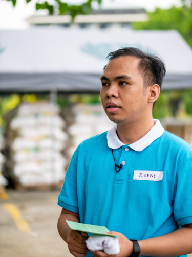 “When I received my rice assistance, I shared it with our neighbors,” says Elgene Carreon. “As a Tzu Chi scholar I’m happy to be able to contribute to the family even if I’m still in school.【Photo by Daniel Lazar】