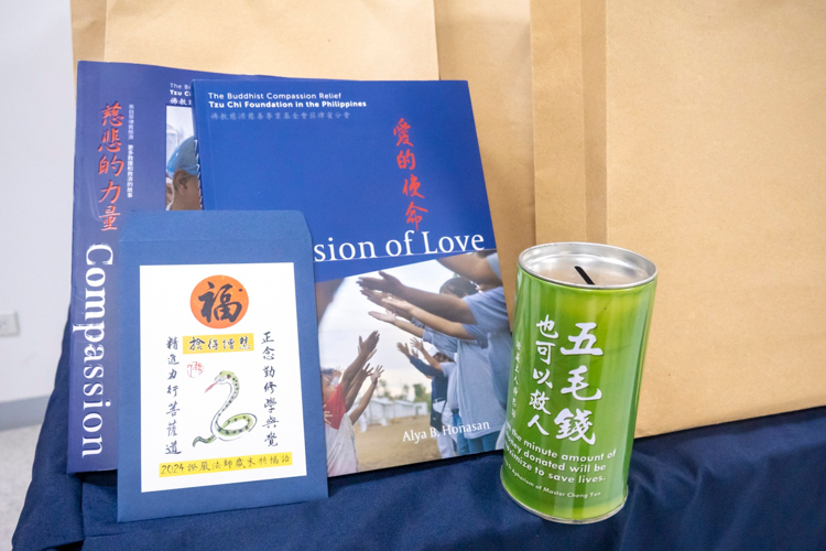 Each souvenir bag contains books about Tzu Chi Philippines, coin cans, and Master Cheng Yen’s inspirational messages.